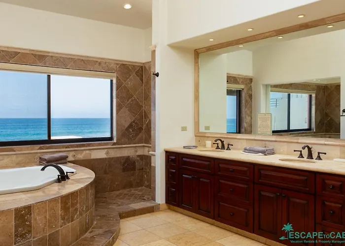 Casa Kash Beautiful 4 Bedroom Beachfront *