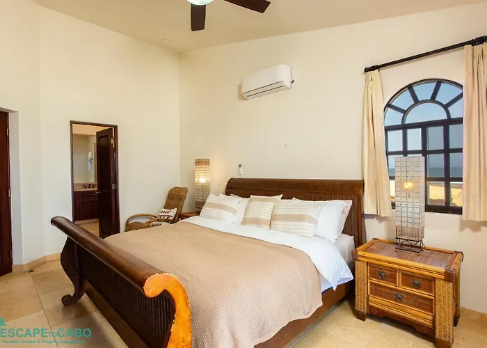 Casa Kash Beautiful 4 Bedroom Beachfront Hotel *